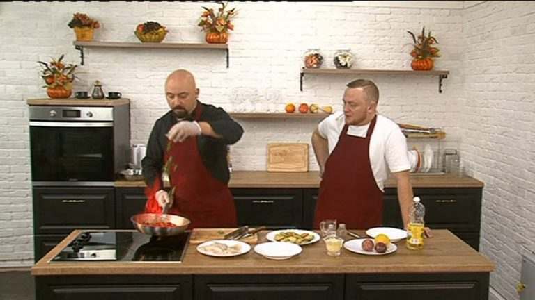 Есть today. 26.11.2018. Готовим кальмар с кабачками под соусом из маракуйи