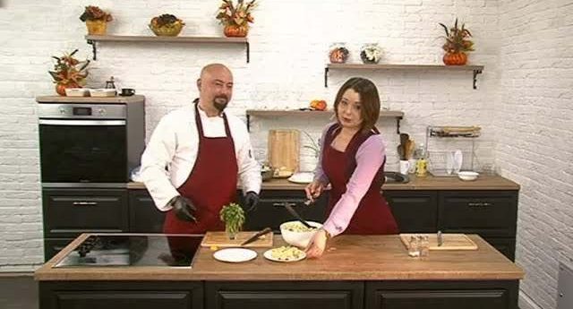 Есть today. 12.11.2018. Готовим салат из курицы, грибов и ананаса