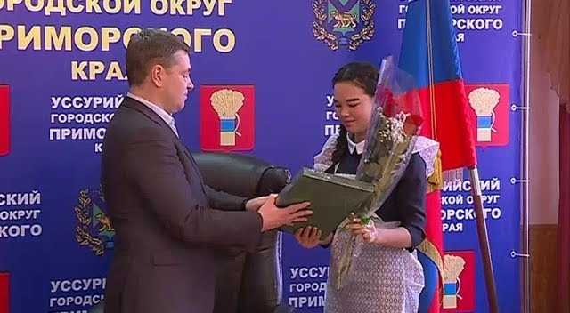 Уссурийские подростки получили паспорта из рук главы администрации округа