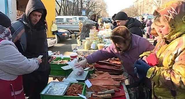 Новогодняя ярмарка работает на улице Октябрьской