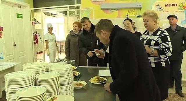 Евгений Корж проверил, чем кормят детей в школах