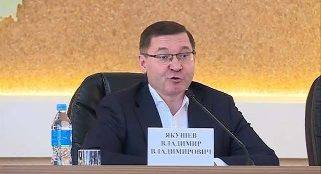 Аварийное жильё, благоустройство и чистую воду обсудил в Уссурийске министр строительства и ЖКХ
