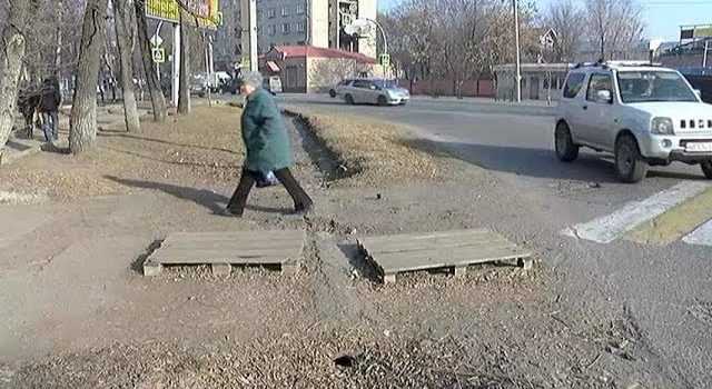 Состояние перекрёстка улиц Некрасова-Комарова волнует жителей Уссурийска