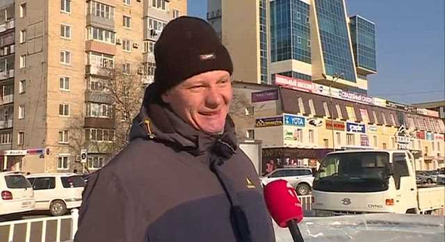 Ледовый городок. Мастера трудятся над украшением центральной площади