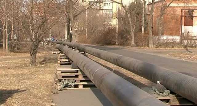 Газовые трубы перегородили выезд из новостройки на Вокзальной дамбе