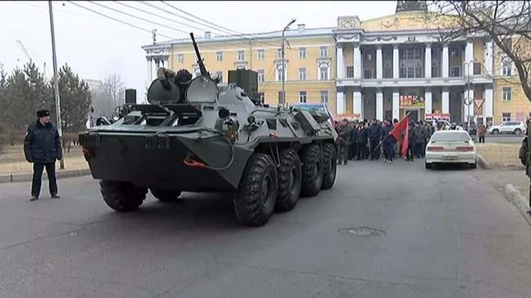 Колонна жителей города и военной техники прошла в Уссурийске