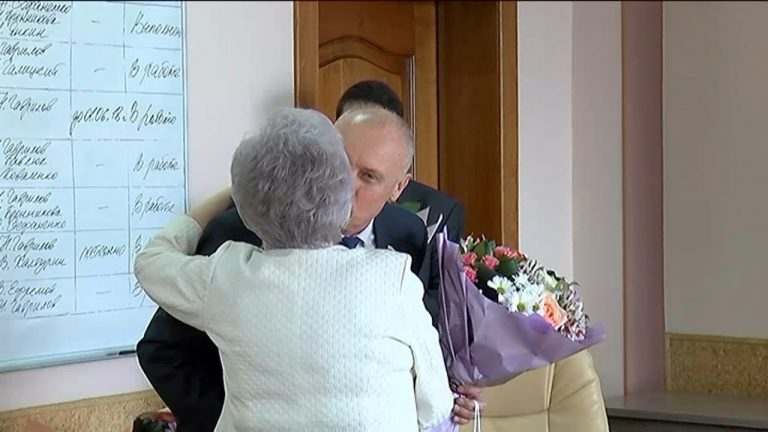 Женщины Уссурийска принимают поздравления