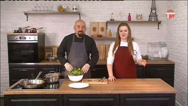 Есть today. 27.03.2019. Салат из рукколы, малины и куриных сердечек