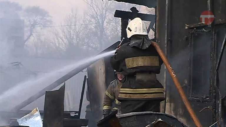 Сильный пожар в центре Уссурийска охватил два жилых дома