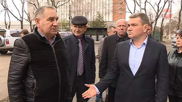 Глава администрации осмотрел дворы Уссурийска