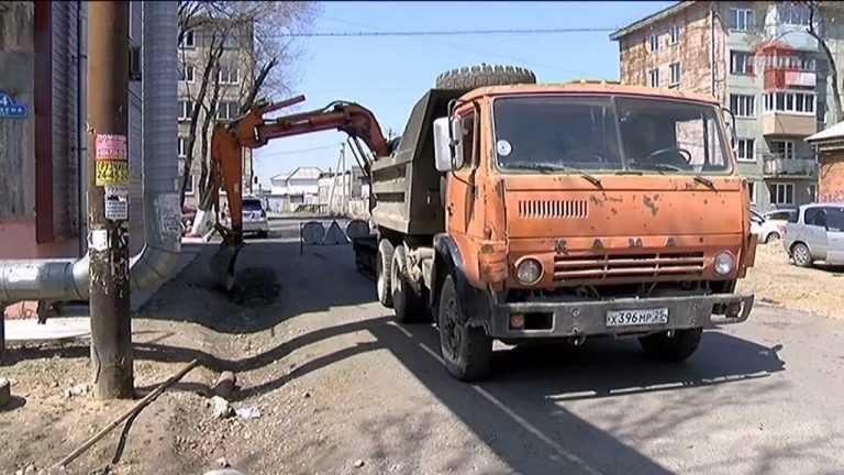 Бригада дорожных рабочих трудится в районе 5-6 километров