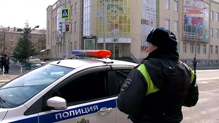 В Уссурийске полиция оцепила здание торгового центра