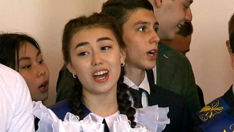 Выпускники 14 школы станцевали вальс во дворе родной школы