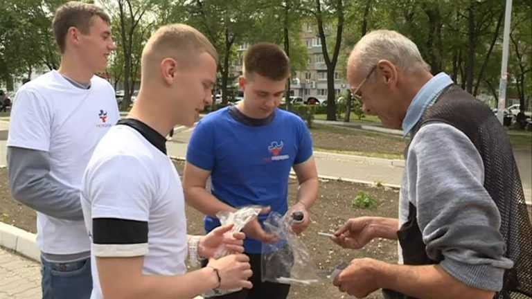 День без табака отметили в Уссурийске обменом сигарет на конфеты