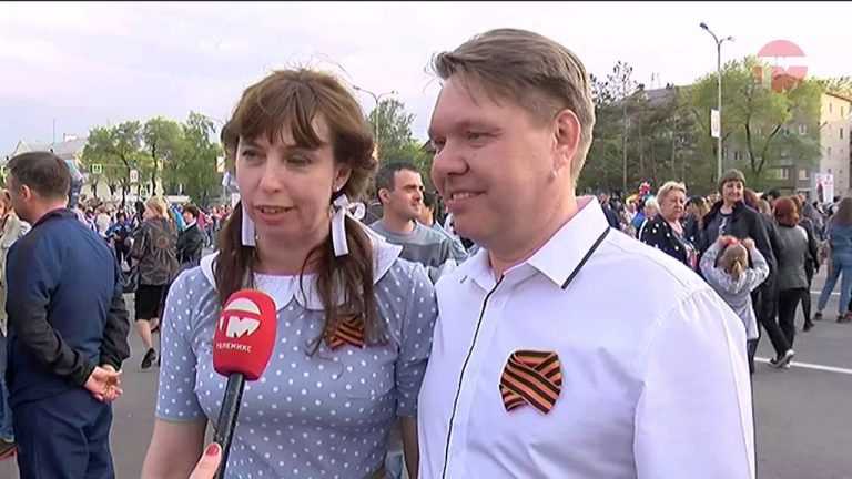 9 мая на площади Уссуриййска посмотрели кино под открытым небом, станцевали вальс и спели Катюшу