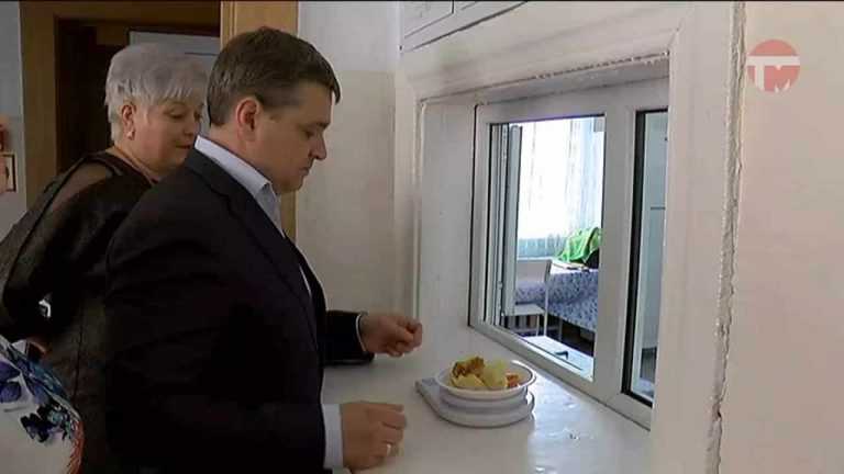 Евгений Корж проверяет школы и детские сады после ремонта