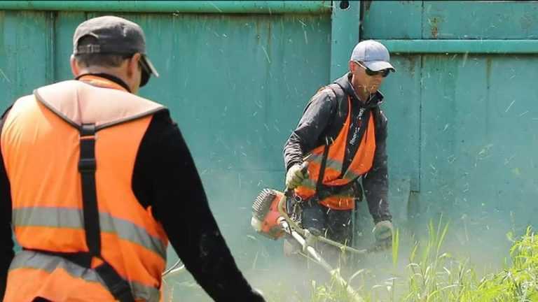 Бригады газонокосильщиков наводят красоту в микрорайонах Уссурийска