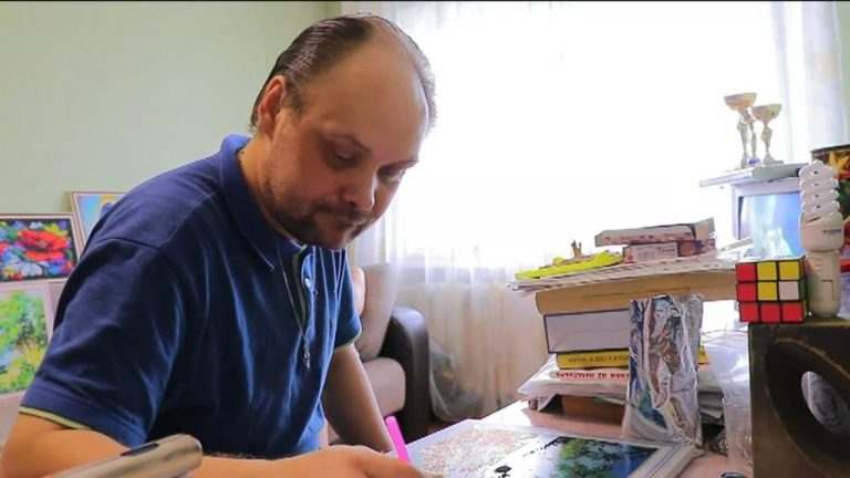 Картины из алмазной мозаики собирает уссуриец Павел Леонтьев