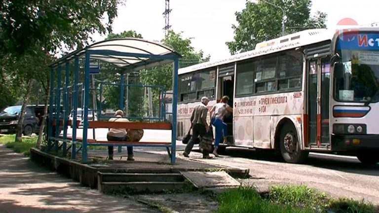 Автобусную остановку разгромили на улице Некрасова в Уссурийске