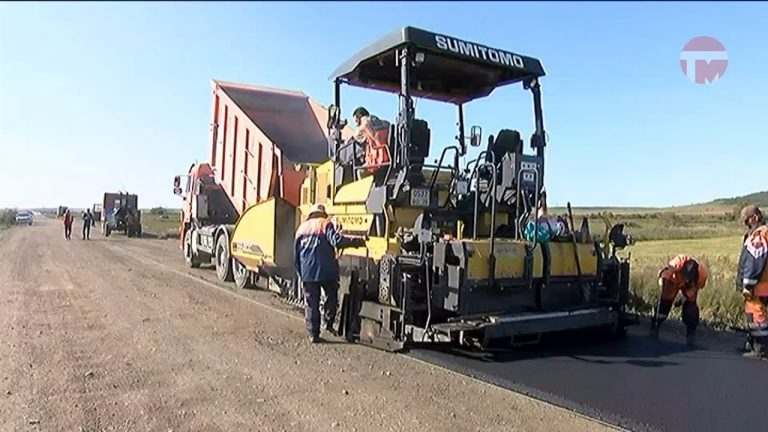 Разбитая дорога в Корсаковку обретает новый вид