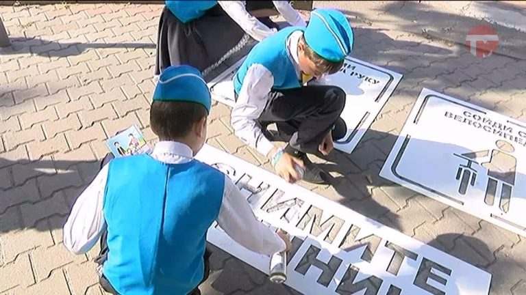 Сотрудники ГИБДД совместно со школьниками провели акцию » Возьми ребенка за руку»
