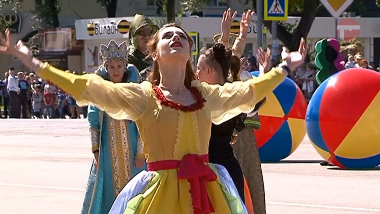 Шествие театров открыло День города в Уссурийске
