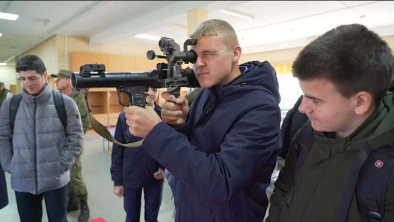 100 уссурийских старшеклассников побывали в артиллерийской бригаде на экскурсии