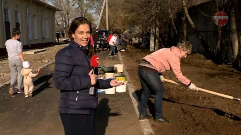 Жители Новоникольска облагородили территорию у нового клуба