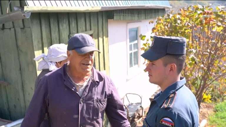 Сотрудники МЧС Уссурийска объясняют дачникам правила уборки своих участков