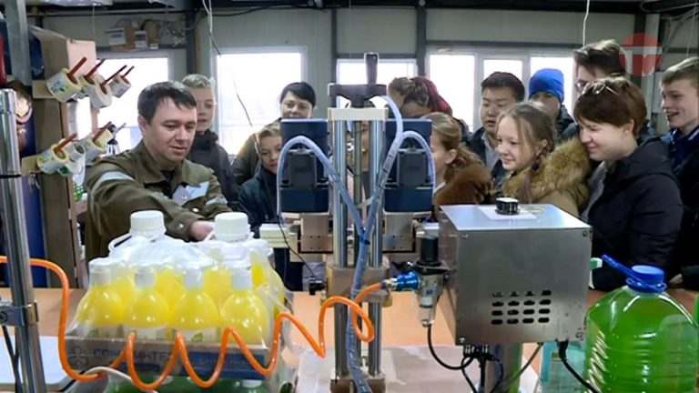 Школьники побывали на уссурийском заводе бытовой химии