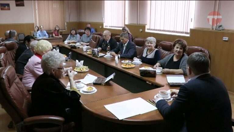 Почётных жителей Уссурийска поздравил Глава округа
