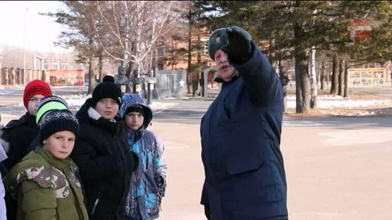 Школьники Красного Яра побывали в Суворовском училище
