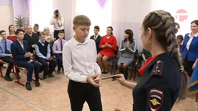 10 школьникам Уссурийска торжественно вручили паспорта