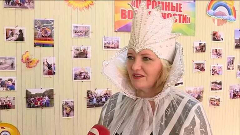 Сказочные персонажи пришли к детям в реабилитационный центр