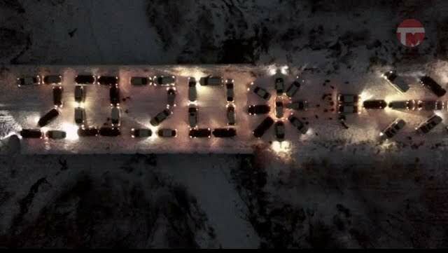 Новогоднее поздравление из автомобилей выстроили в Уссурийске