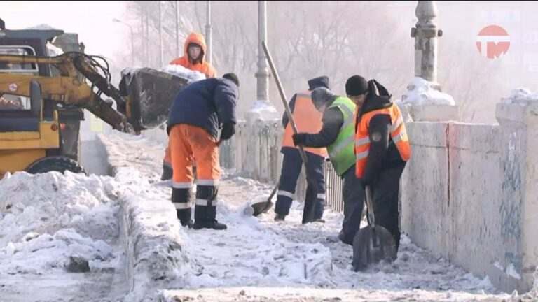 В городе активно избавляются от снега на улицах