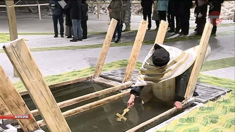 Уссурийские врачи и священники просят горожан не нырять в прорубь без подготовки
