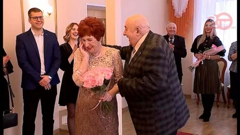 «Золотых» юбиляров Александра и Валентину Пустовых поздравили в уссурийском ЗАГСе