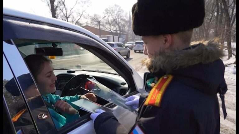 Компания-застройщик Ар.Сей одарила уссурийских автомобилисток цветами