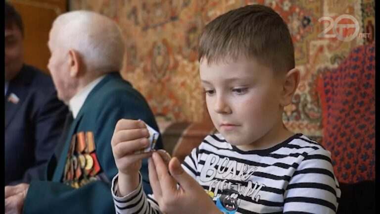Ветерану Великой Отечественной Василию Золотухину вручили памятную награду