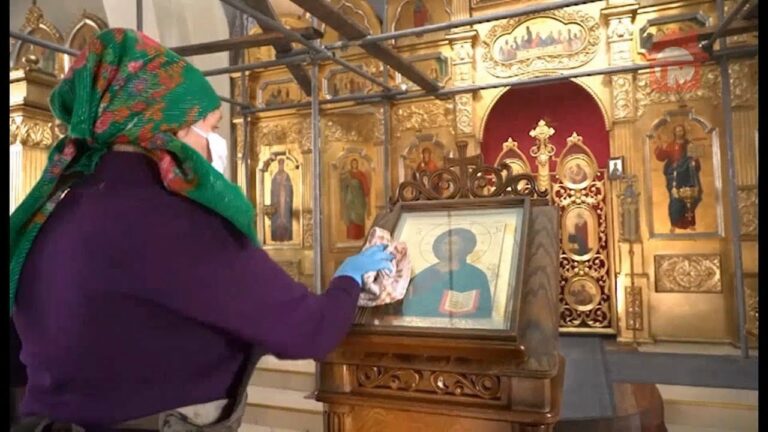 В церквях Уссурийска увеличили количество служб, но стали чаще дезинфицировать иконы