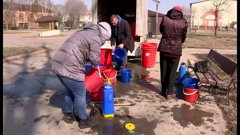 Городские парки и скверы обрабатывают от клещей