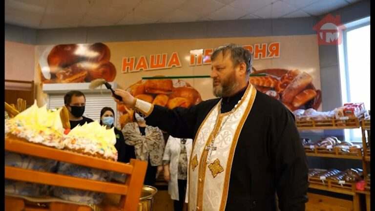Отец Владимир освятил куличи кондитерской «Сладкая корзинка»
