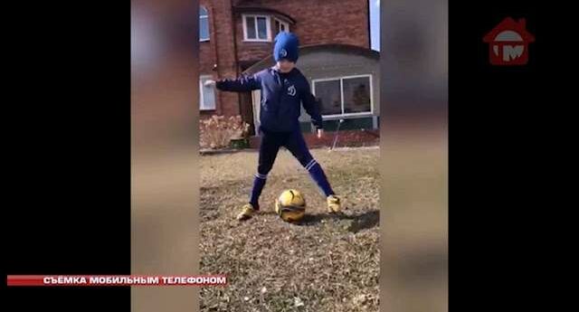Уссурийские футболисты продолжают выполнять домашние упражнения, чтобы оставаться в форме