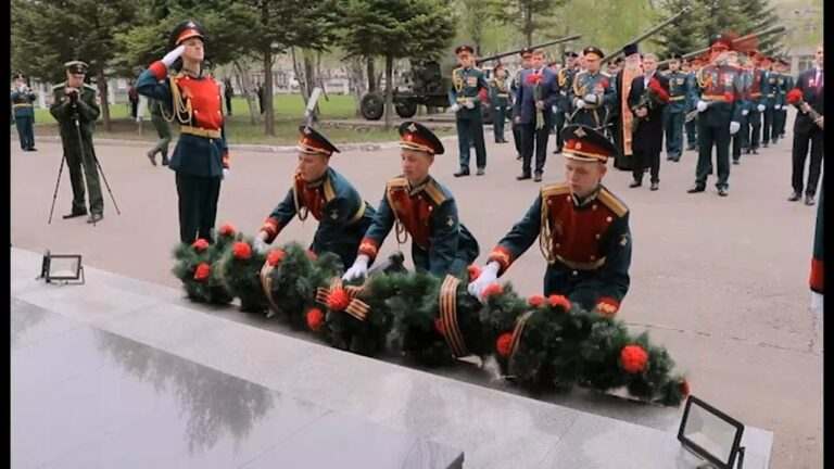 С возложения венков к мемориалам начался праздник великой Победы в Уссурийске