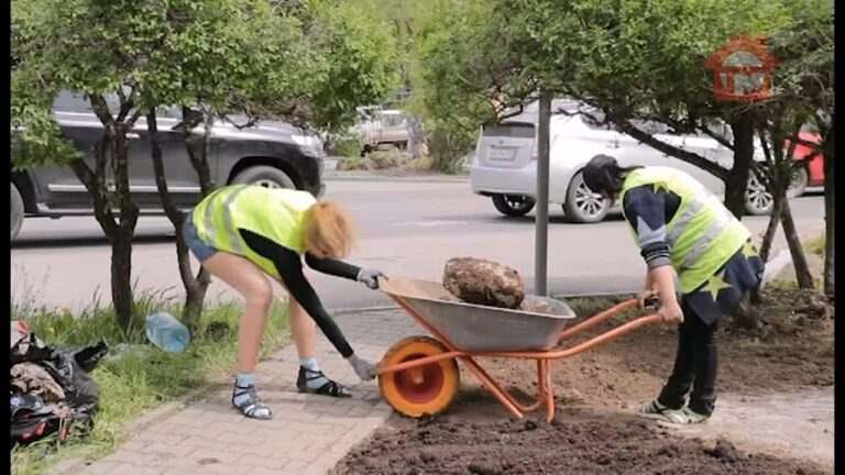 На улице Комсомольской трудятся ландшафтные дизайнеры