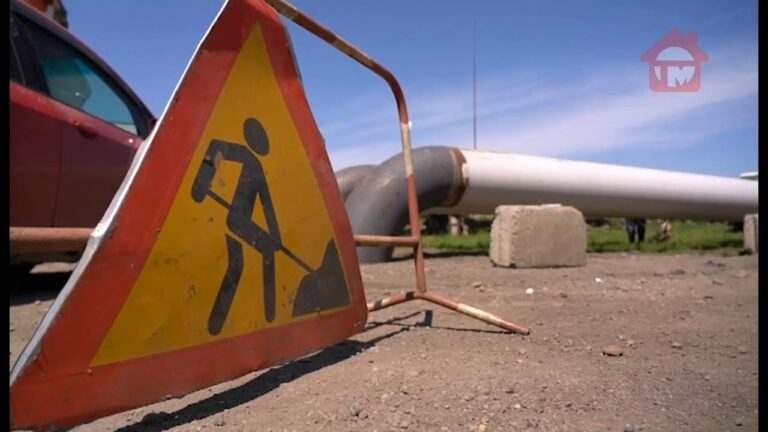 В районе улицы Целинной начали замену старых труб на новые