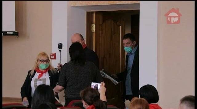 Заседание в Думе Уссурийска для одного из участников закончилось в травмпункте. В День Пионерии отличился депутат от КПРФ