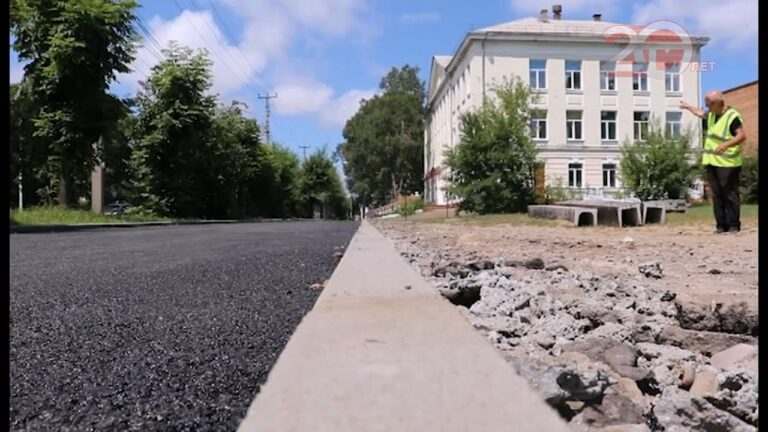 Строительная бригада благоустраивает тротуар на улице Агеева