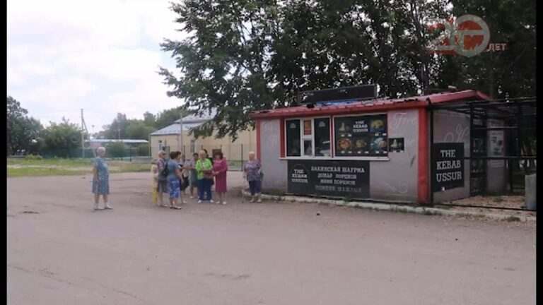 Жители Новоникольска возмущены установкой ларьков в центре села